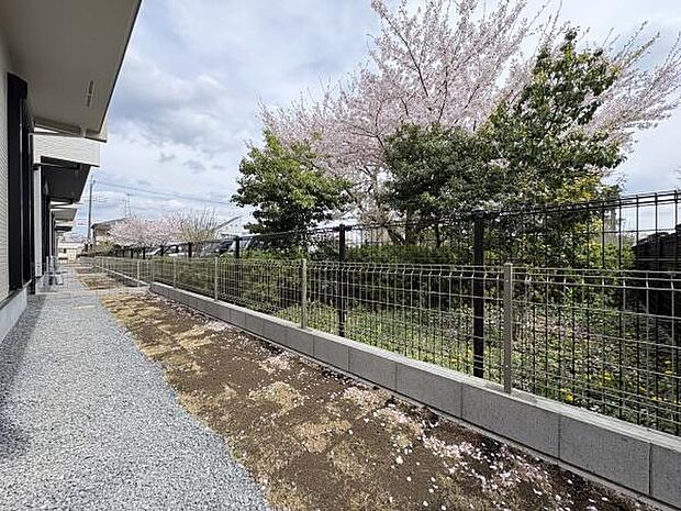 季節のお花を楽しめるお庭。