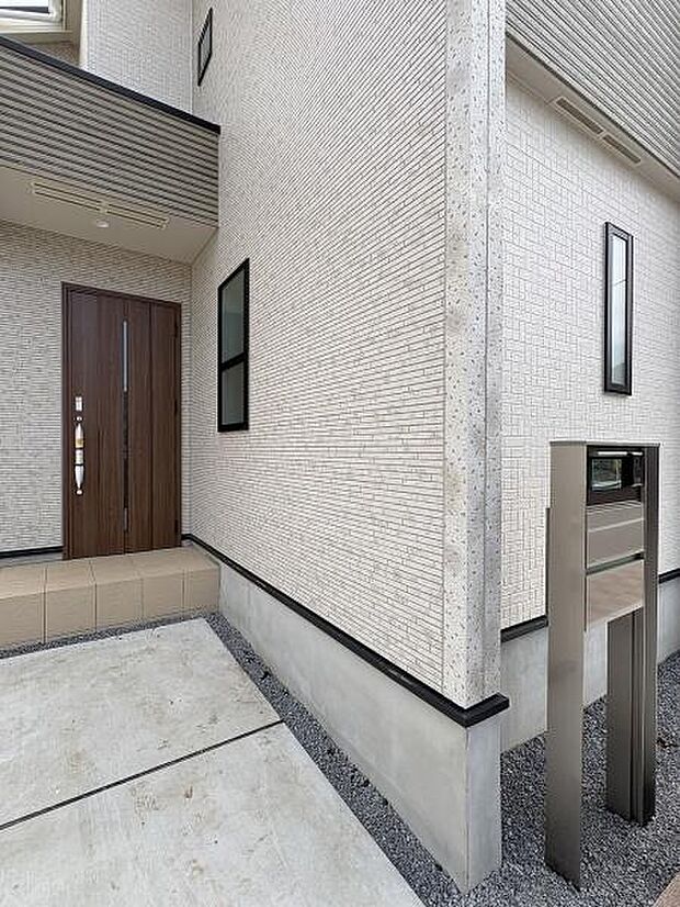 玄関外の様子です。モニターカメラ付きのインターホンで訪問者が確認できます。