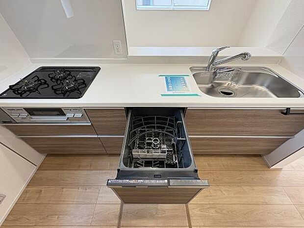使いやすいシステムキッチン。時短・節水に便利な食洗器付。
