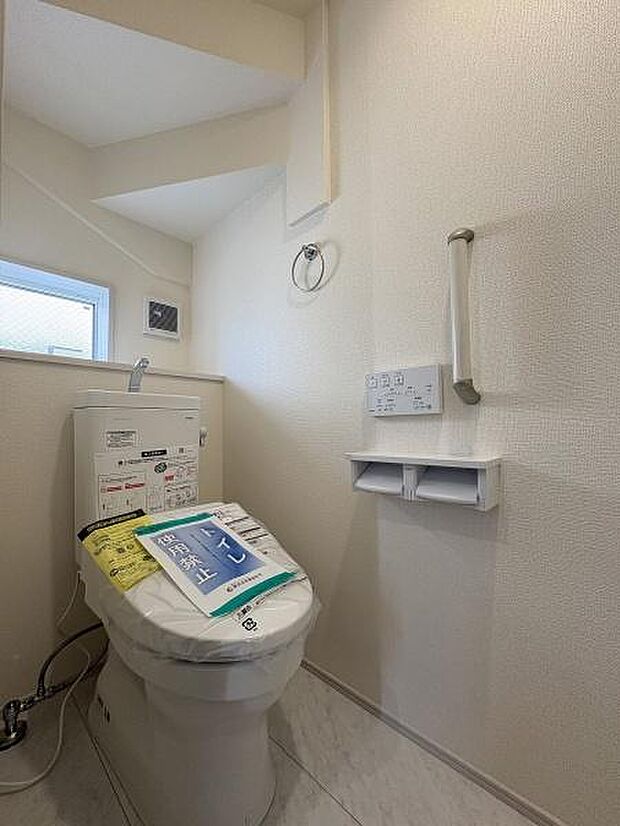 立ち上がりに便利な手すり付きのトイレ。温水洗浄便座です。（写真は1階トイレ）