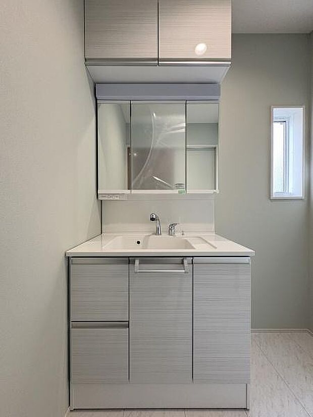 たっぷり収納できる洗面台は備品をすっきりさせることで生活感が出にくくなります。