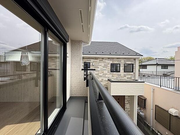 陽当り通風良好のバルコニー。