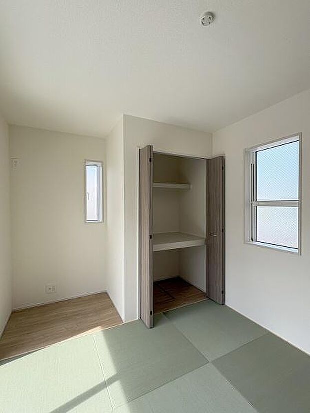 和室内収納。寝具もたっぷりしまえる押し入れ。