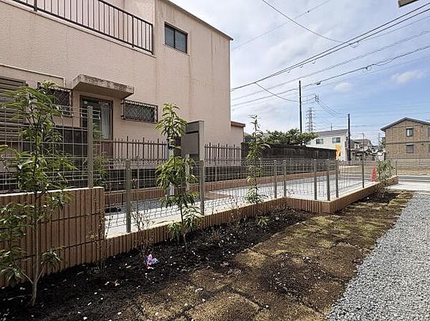 季節のお花を楽しめるお庭。