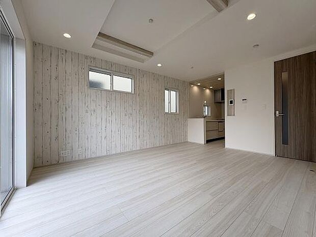 折り上げ天井で開放感のあるリビング。