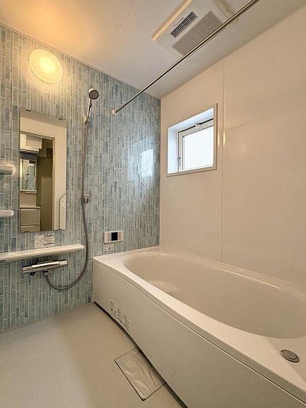 1日の疲れをゆっくりと癒すバスルーム。浴室換気乾燥機つきなので、入浴後の換気だけでなく衣類の乾燥にも重宝します。換気に便利な窓付きです。