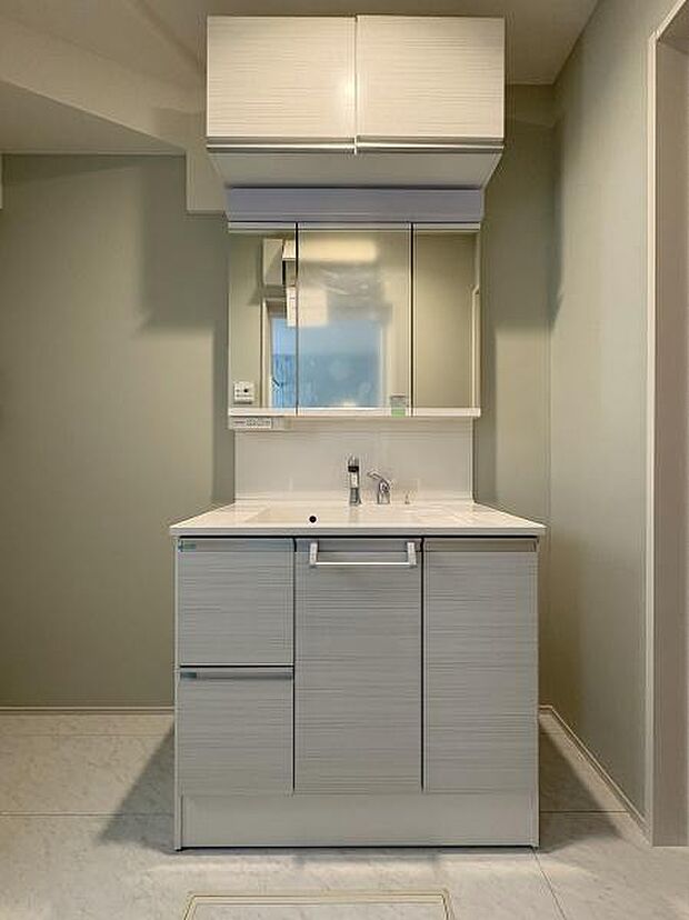 洗面室は吊戸棚付き。備品をすっきりさせることで生活感が出にくくなります。