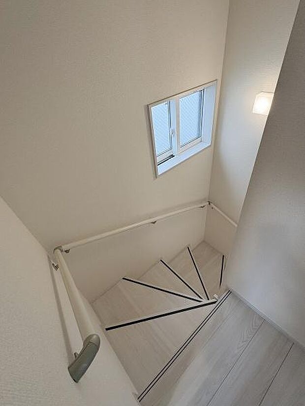 階段には手すりがついているので昇り降りが安心です。