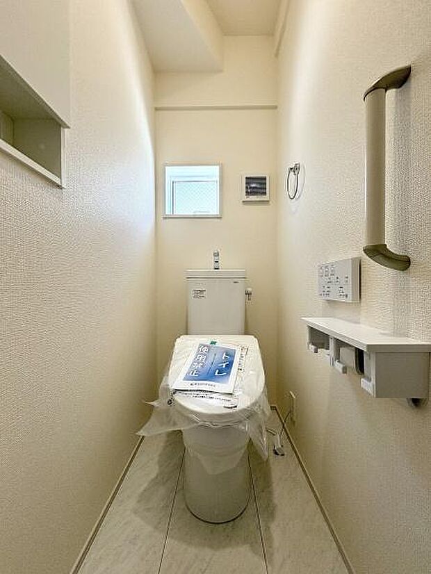 お手洗いは温水洗浄便座です。ストックに便利な棚付。