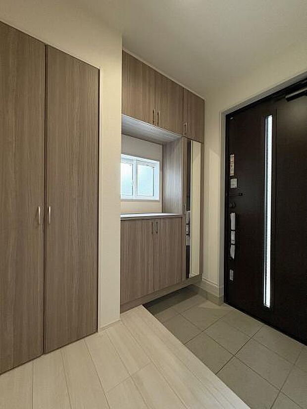 玄関クローゼット付きです。