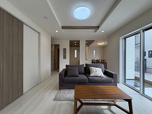 折り上げ天井で開放感のあるリビング