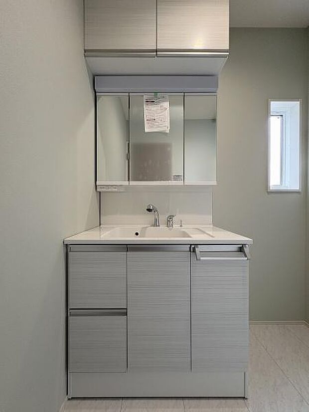 収納豊富な洗面所。備品をすっきりさせることで生活感が出にくくなります。洗濯機スペースもしっかり確保されています