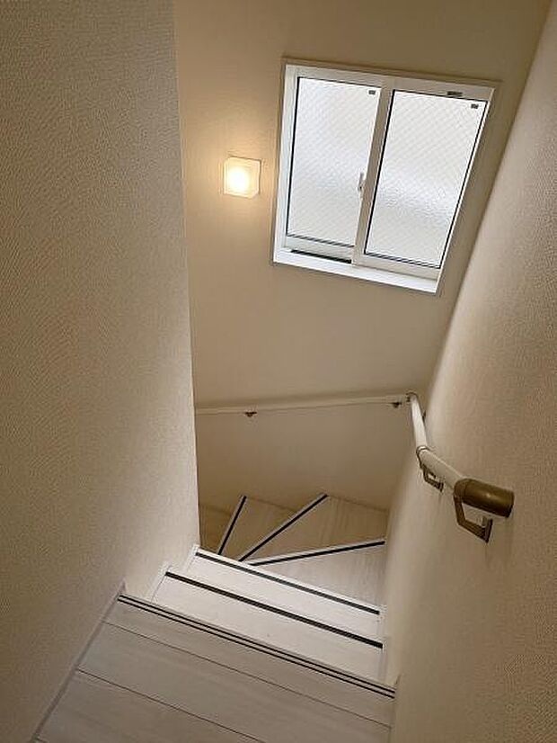 階段には手すりがついているので昇り降りが安心です。採光と換気に便利な窓付きです。