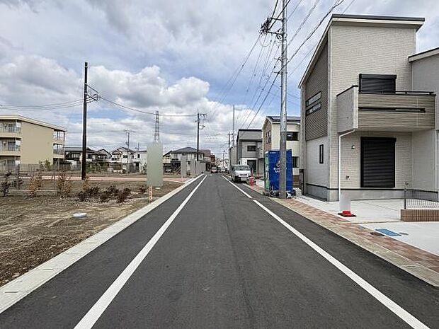交通量の少ない道路に面しています。