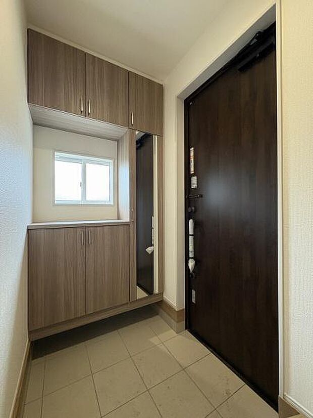 たっぷりと収納できるシューズボックスを備えた玄関内。お出かけ前の身だしなみチェックに便利なミラー付きです。