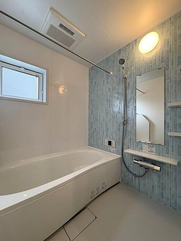 浴室換気乾燥機付きなので冬場も温かく、体温の急激な変化を防ぎます。また、雨の日が続いても洗濯物が乾かせます。