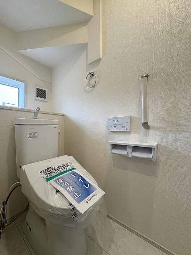 立ち上がりに便利な手すり付きのトイレ。温水洗浄便座です。（写真は1階トイレ）