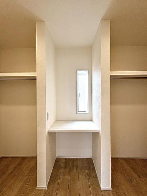 10帖洋室内カウンター付きのウォークインクローゼット。季節物もしっかり収納できます。