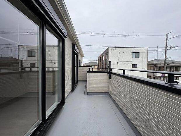 二部屋から出入り可能なバルコニー。陽当り・通風良好です。