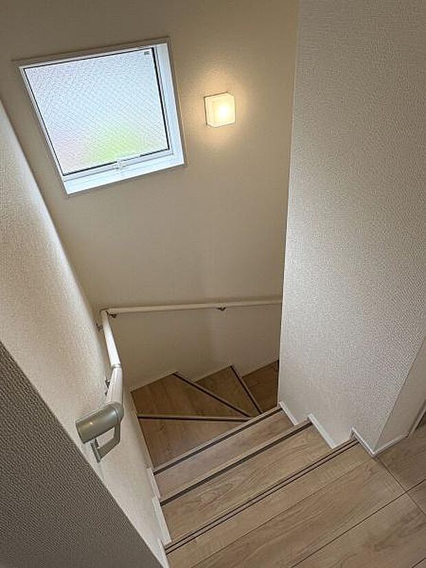 階段には手すりがついているので昇り降りが安心です。採光と換気に便利な窓付きです。