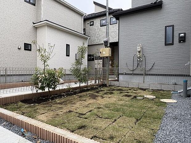 季節のお花を楽しめるお庭。