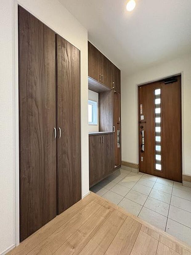 シューズボックスの他に収納できるスペースを備えた玄関内。