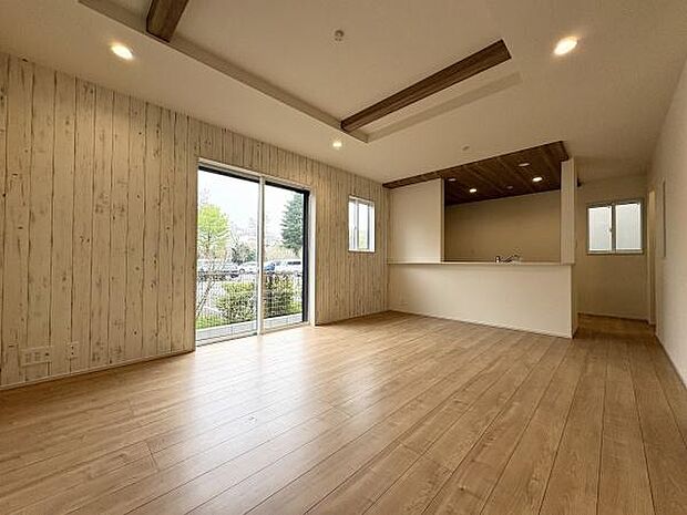 キッチンまで一つにつながる開放感。17帖です。