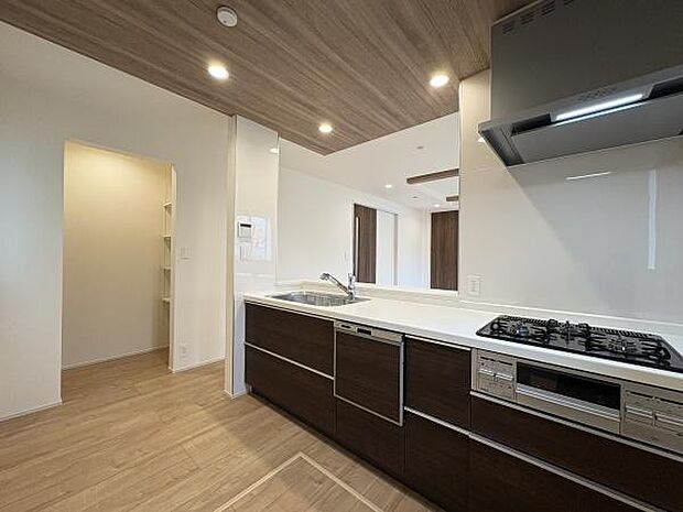 家事をしながらコミュニケーションが取れる対面式キッチン。