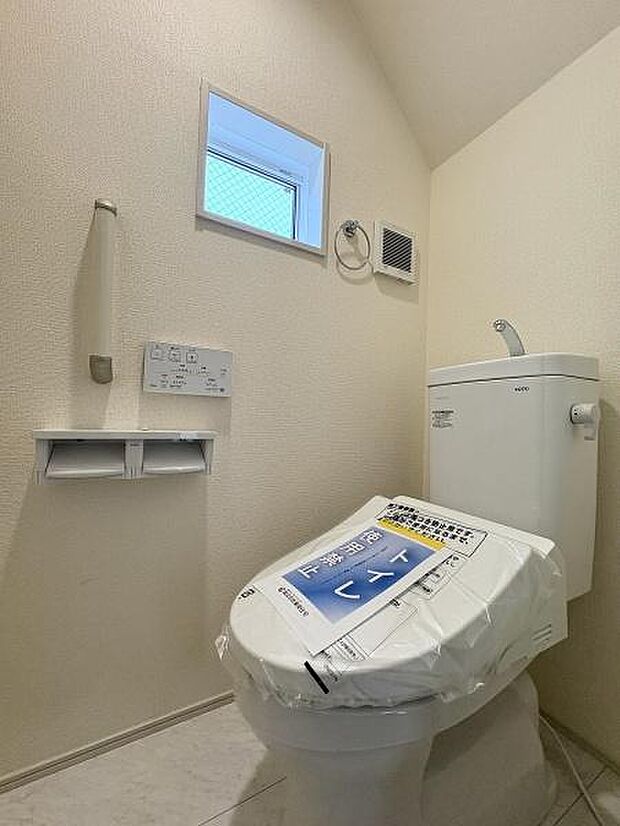 1階・2階にそれぞれ設けられたトイレは温水洗浄便座です。(写真は1階トイレ)