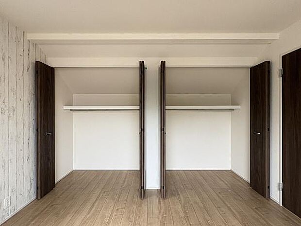 8帖洋室内クローゼット。二つあるので用途にあわせて使い分けができます。