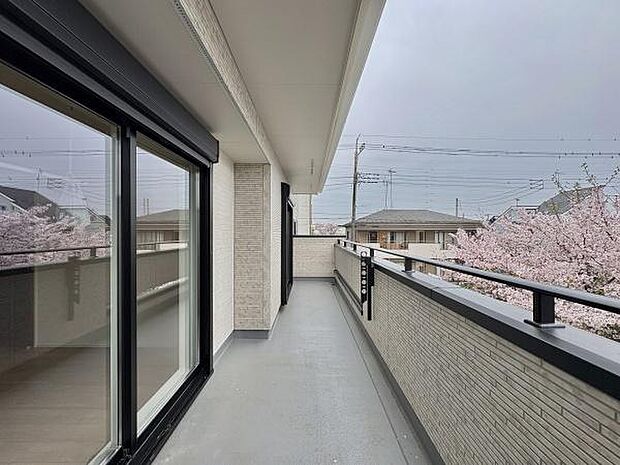 二部屋から出入り可能なバルコニー。陽当り・通風良好です。