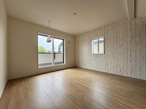 8帖洋室。バルコニーに面しており陽当り良好です。