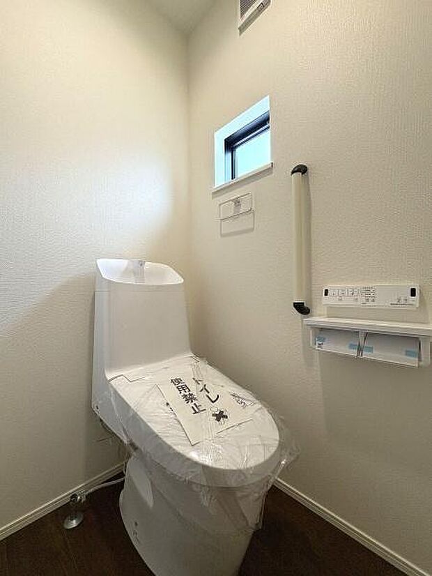 窓のある明るいトイレ。温水洗浄便座です。