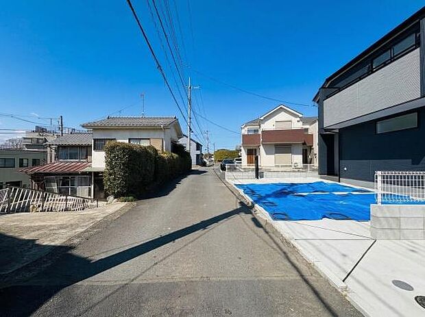前面道路を含めた現地の様子です。
