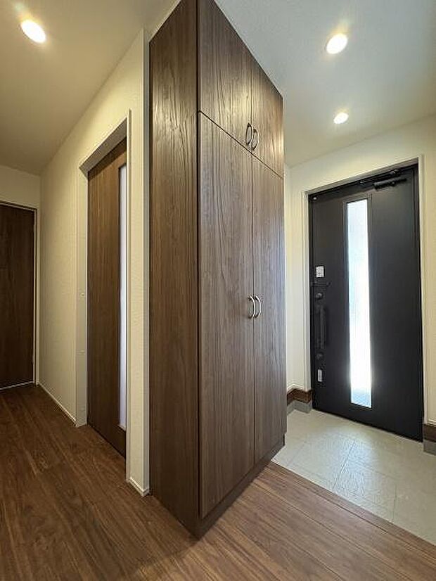 たっぷりと収納できるシューズボックスを備えた玄関内。