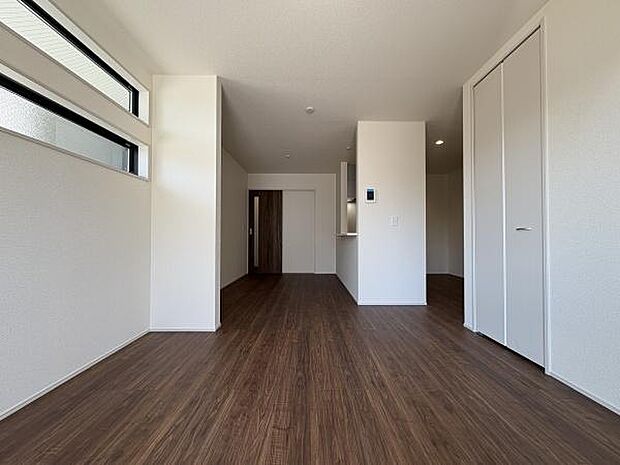 キッチンまで一つにつながる開放感。15.5帖です。