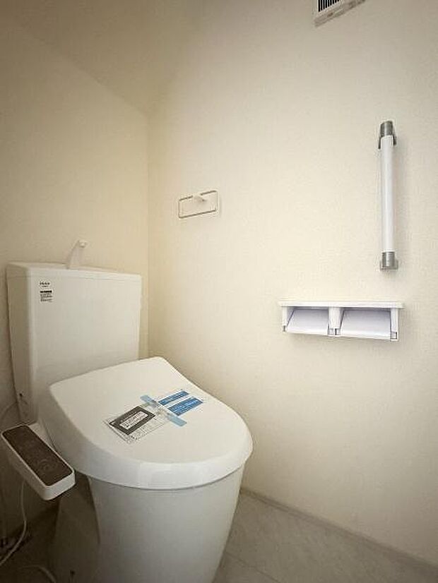 1階・2階にそれぞれ設けられたトイレは温水洗浄便座です。(写真は1階トイレ)