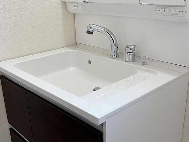 お手入れのしやすい洗面ボウル。