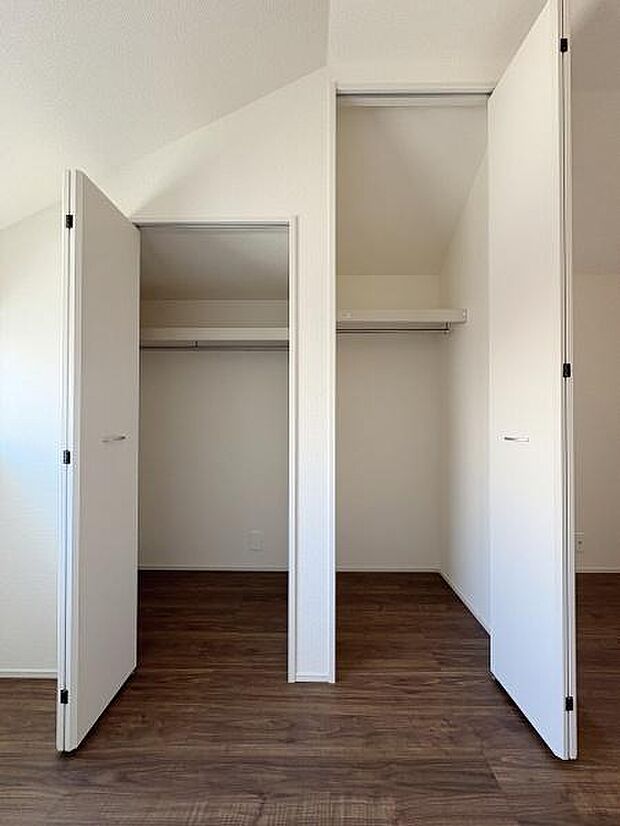 4.75帖洋室内クローゼット。二つあるので用途に合わせて使い分けができます。