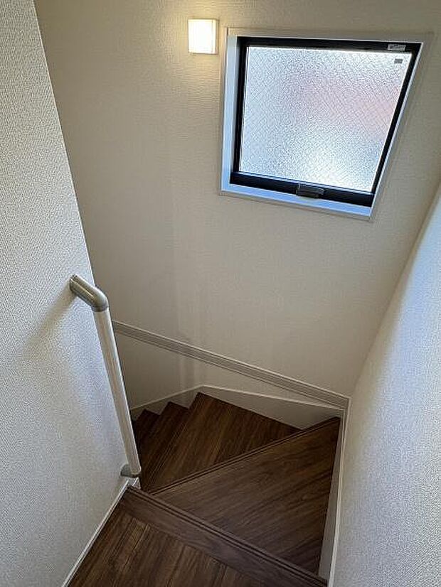 階段には手すりがついているので昇り降りが安心です。窓があるので明るさもあります。