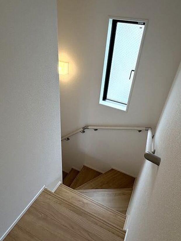 階段には手すりがついているので昇り降りが安心です。