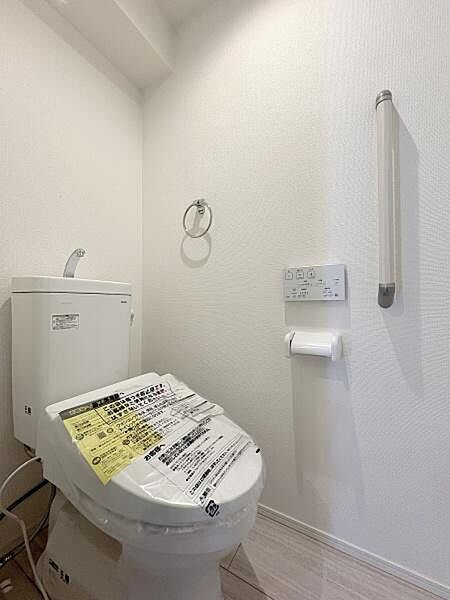 トイレは温水洗浄便座です。手すりがあるのでご年配の方も安心です。