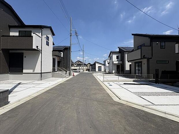 交通量の少ない道路に面しているので落ち着いて駐車できます。