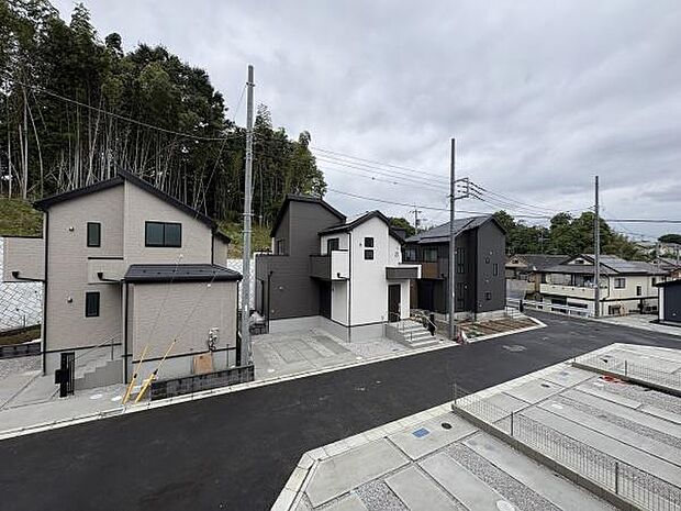 現地からの眺望の様子。緑の多い癒される環境です。