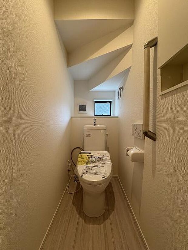 1階・2階にそれぞれ設けられたトイレは温水洗浄便座です。(写真は1階トイレ)