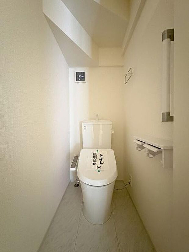 立ち上がりに便利な手すり付きのトイレ。温水洗浄便座です。(写真は1階トイレ)