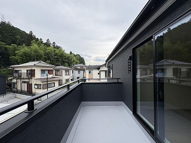 陽当り、通風良好なバルコニー。