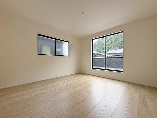 バルコニーに面して明るい8帖のお部屋。