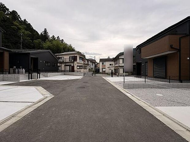 山を背景にした落ち着いた住宅街。四季の緑を身近に感じながら、お子様がのびのび育つ環境が整っています。