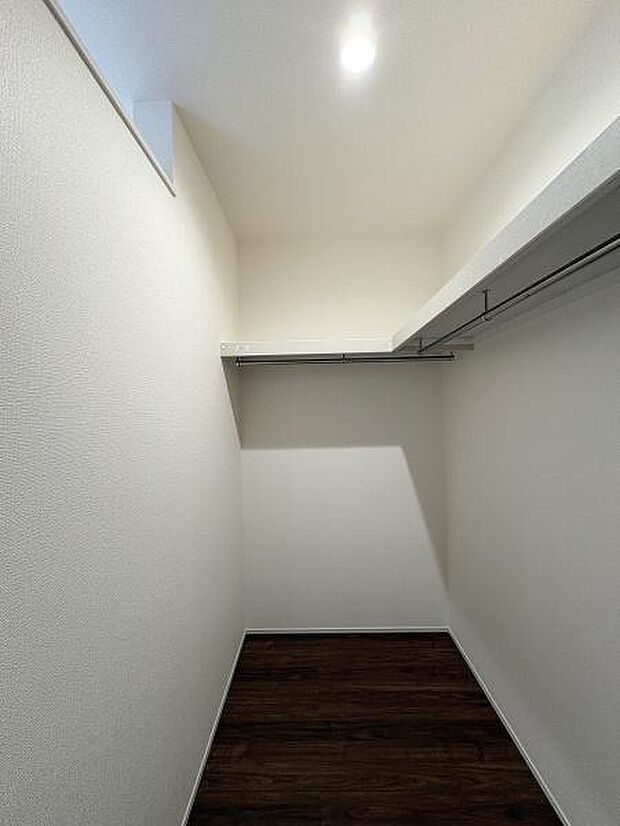 たっぷり収まるウォークインクローゼットを完備。季節物の衣類も家族分まとめて掛けられ、お部屋はいつもすっきり。照明付きで奥まで見渡せ、欲しい物がすぐに見つかります。